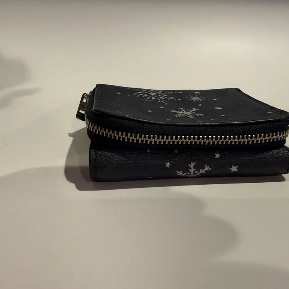 Coach Small Trifold Wallet In Signature Canvas With Snowflake Print - Picture 4 of 9